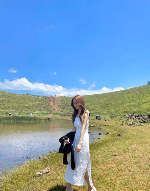 女神穿搭無需複雜，簡約弔帶裙配西裝就很美，單穿小性感恰到好處