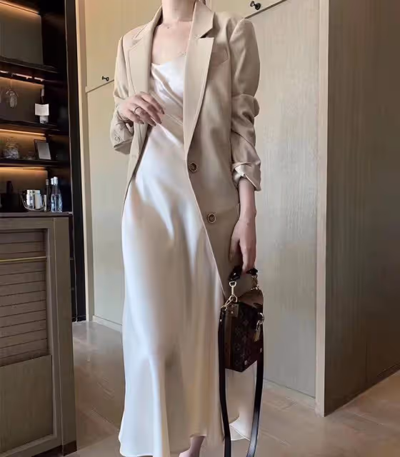 女神穿搭無需複雜，簡約弔帶裙配西裝就很美，單穿小性感恰到好處