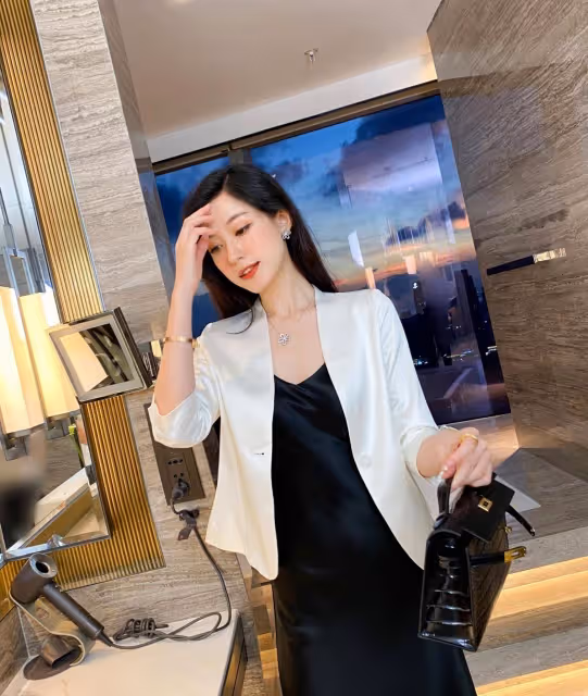 女神穿搭無需複雜，簡約弔帶裙配西裝就很美，單穿小性感恰到好處
