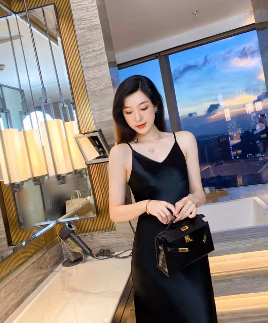 女神穿搭無需複雜，簡約弔帶裙配西裝就很美，單穿小性感恰到好處