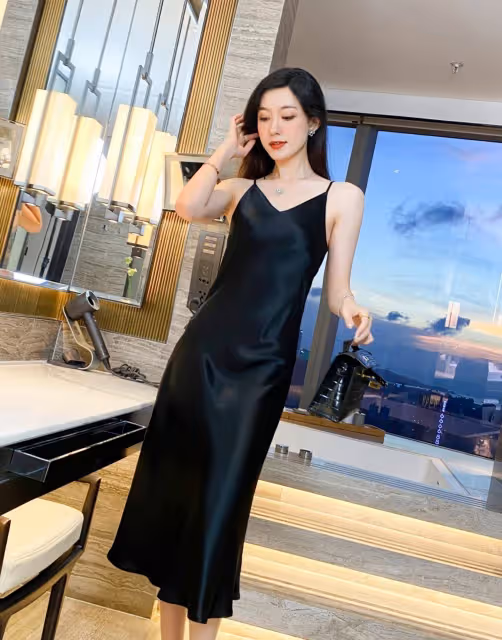 女神穿搭無需複雜，簡約弔帶裙配西裝就很美，單穿小性感恰到好處