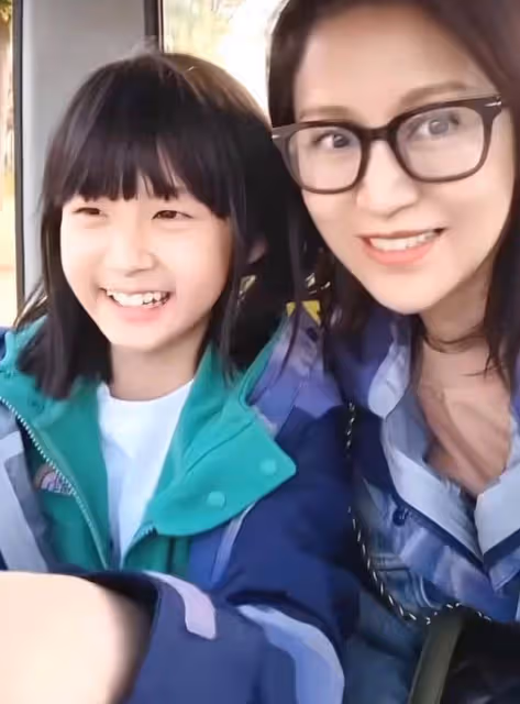 鮑蕾一家四口春遊，陸毅裝傻哄老婆開心，貝兒坐車不忘盤珠子