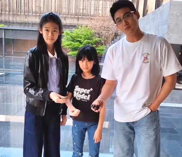 鮑蕾一家四口春遊，陸毅裝傻哄老婆開心，貝兒坐車不忘盤珠子