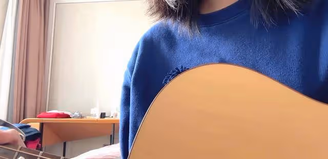鮑蕾一家四口春遊，陸毅裝傻哄老婆開心，貝兒坐車不忘盤珠子
