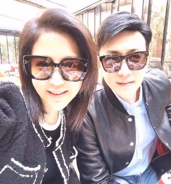 鮑蕾一家四口春遊，陸毅裝傻哄老婆開心，貝兒坐車不忘盤珠子