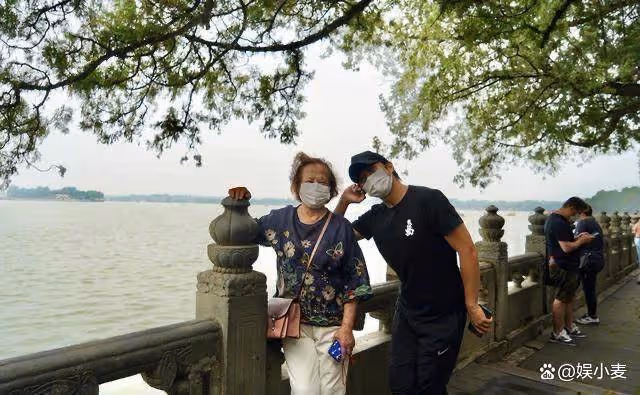鄧超陪媽媽旅遊，74歲的狀態不輸同齡女明星，兒子遺傳她搞怪基因