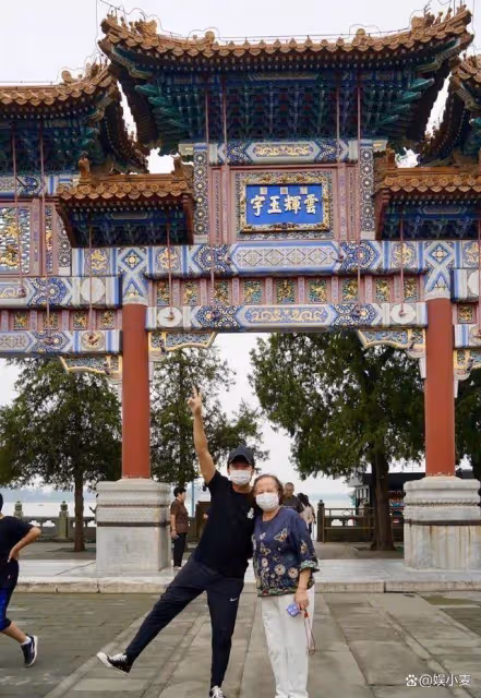 鄧超陪媽媽旅遊，74歲的狀態不輸同齡女明星，兒子遺傳她搞怪基因