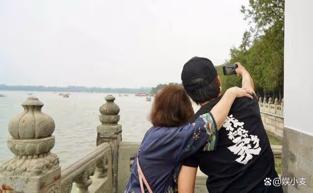 鄧超陪媽媽旅遊，74歲的狀態不輸同齡女明星，兒子遺傳她搞怪基因