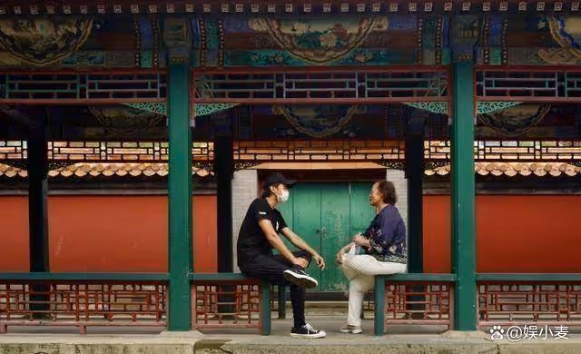 鄧超陪媽媽旅遊，74歲的狀態不輸同齡女明星，兒子遺傳她搞怪基因