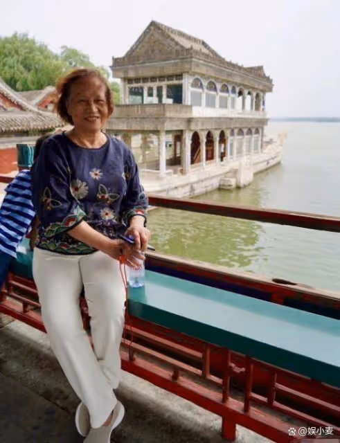 鄧超陪媽媽旅遊，74歲的狀態不輸同齡女明星，兒子遺傳她搞怪基因