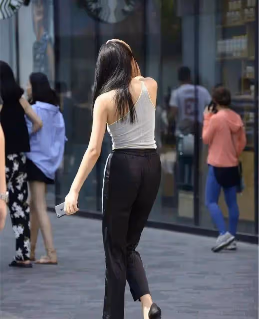 銀色單肩弔帶搭配黑色西式打底褲，基礎的同色，提亮作用