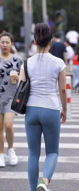 灰色性感弔帶搭配黑色緊身打底褲，線條顯得修長，整體乾淨利落