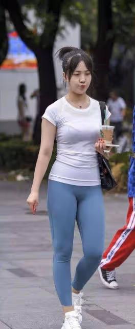 灰色性感弔帶搭配黑色緊身打底褲，線條顯得修長，整體乾淨利落