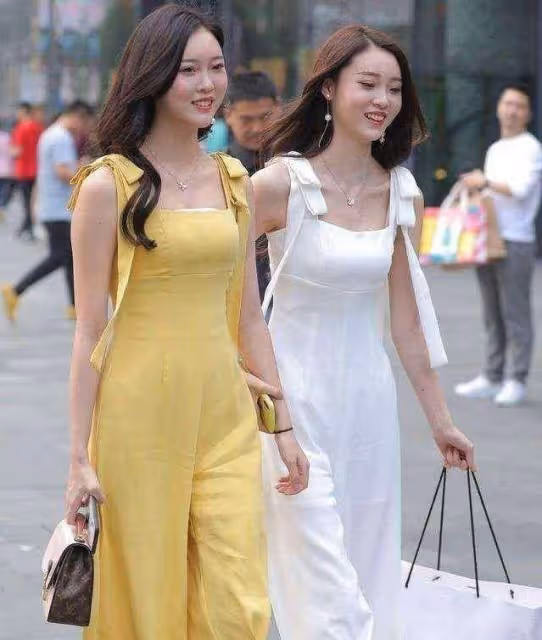 標題黑色細帶弔帶搭配白色高腰打底褲,日常百搭,顯身材