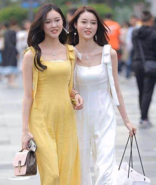 標題黑色細帶弔帶搭配白色高腰打底褲,日常百搭,顯身材