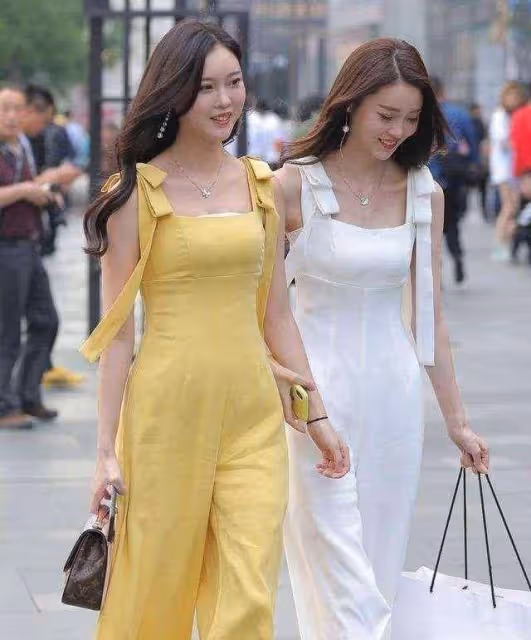 標題黑色細帶弔帶搭配白色高腰打底褲,日常百搭,顯身材
