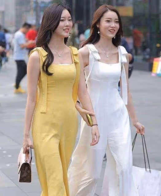 標題黑色細帶弔帶搭配白色高腰打底褲,日常百搭,顯身材