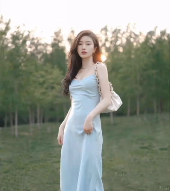 夏天穿短裙會很土,這幾款今年流行的弔帶裙,簡單優雅又時髦