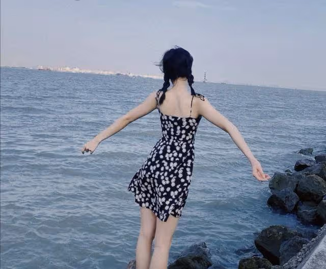 夏天穿短裙會很土,這幾款今年流行的弔帶裙,簡單優雅又時髦