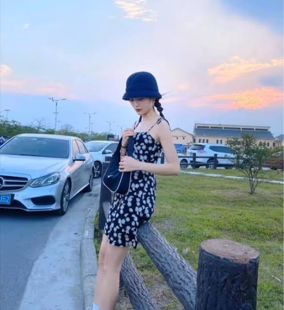 夏天穿短裙會很土,這幾款今年流行的弔帶裙,簡單優雅又時髦