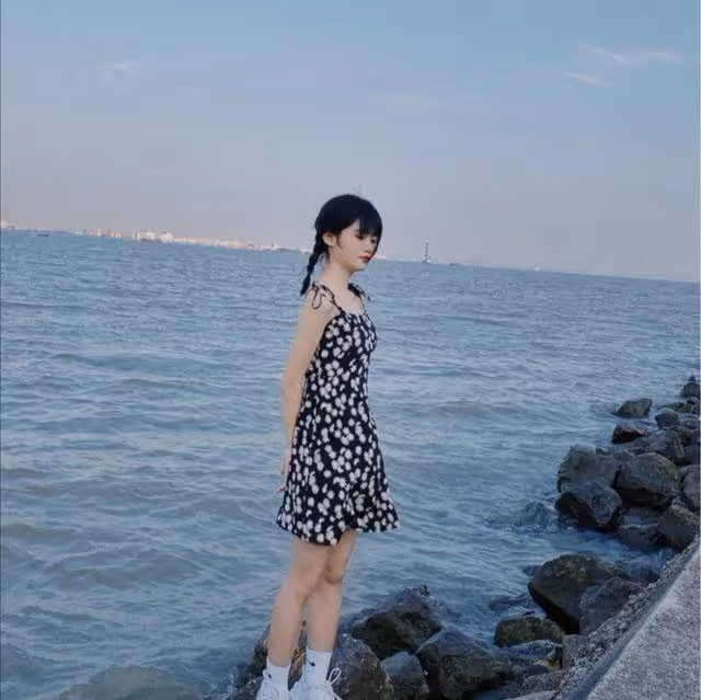 夏天穿短裙會很土,這幾款今年流行的弔帶裙,簡單優雅又時髦