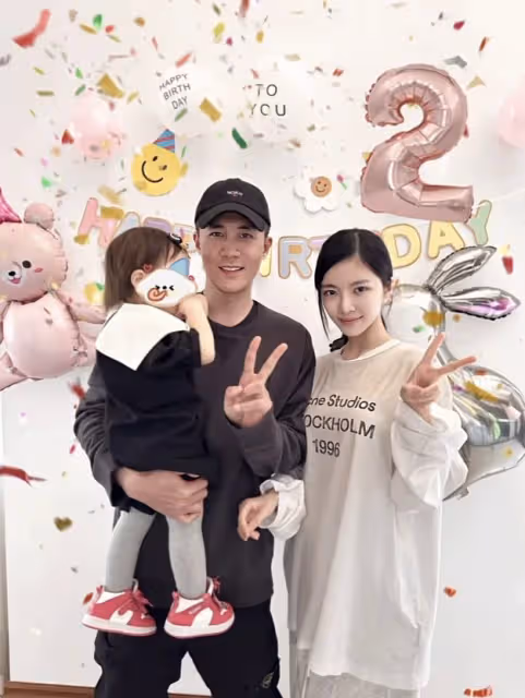 杜淳為2歲女兒慶生，直呼其大名杜冉兒，王燦獲老公親吻滿臉得意