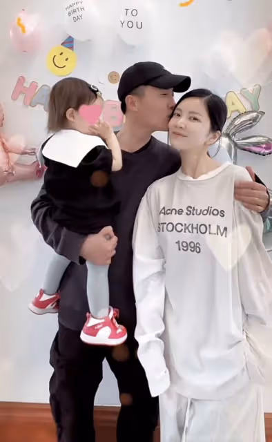 杜淳為2歲女兒慶生，直呼其大名杜冉兒，王燦獲老公親吻滿臉得意
