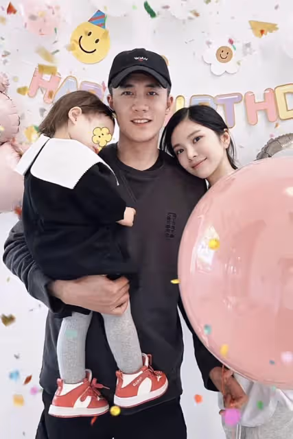 杜淳為2歲女兒慶生，直呼其大名杜冉兒，王燦獲老公親吻滿臉得意