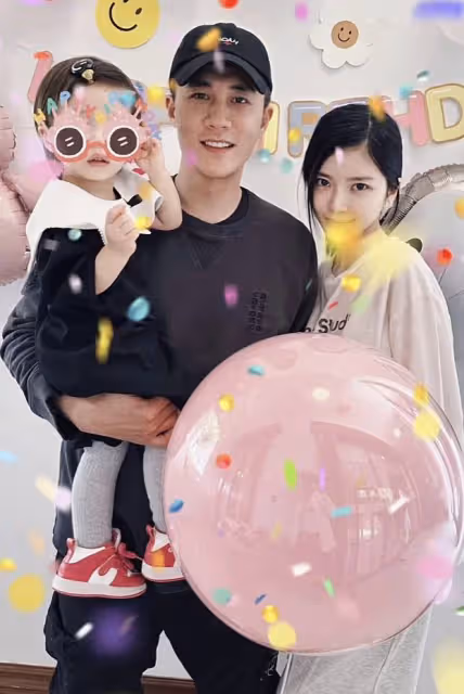 杜淳為2歲女兒慶生，直呼其大名杜冉兒，王燦獲老公親吻滿臉得意