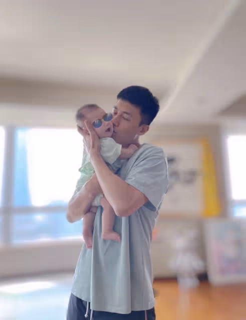 杜淳為2歲女兒慶生，直呼其大名杜冉兒，王燦獲老公親吻滿臉得意