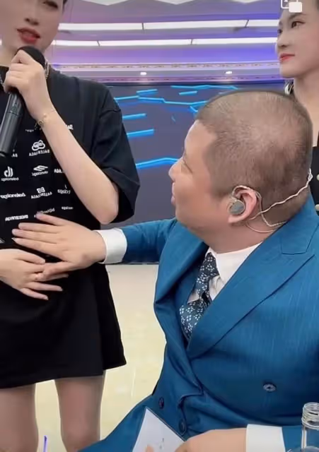 網紅二驢徒弟懷孕，妻子懷疑肚子孩子是二驢的，在直播間大鬧