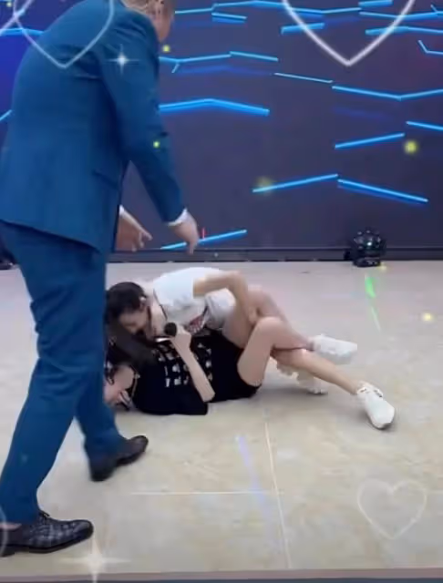 網紅二驢徒弟懷孕，妻子懷疑肚子孩子是二驢的，在直播間大鬧