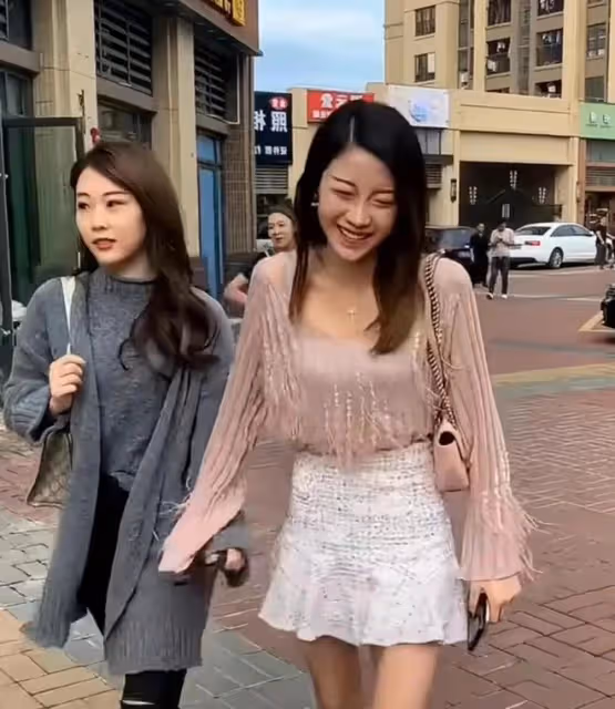 網紅二驢徒弟懷孕，妻子懷疑肚子孩子是二驢的，在直播間大鬧