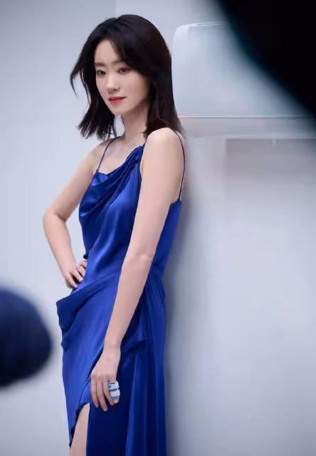 變大膽了！37歲張小斐，穿弔帶高開叉裙子大秀美腿，盡顯性感.