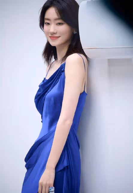 變大膽了！37歲張小斐，穿弔帶高開叉裙子大秀美腿，盡顯性感.