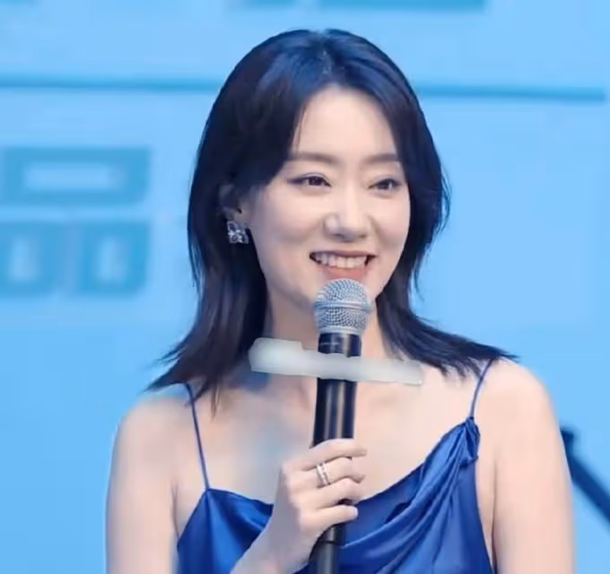變大膽了！37歲張小斐，穿弔帶高開叉裙子大秀美腿，盡顯性感.