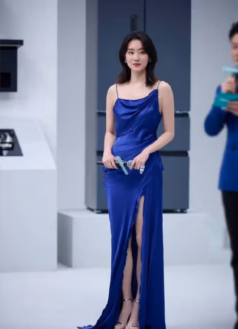 變大膽了！37歲張小斐，穿弔帶高開叉裙子大秀美腿，盡顯性感.