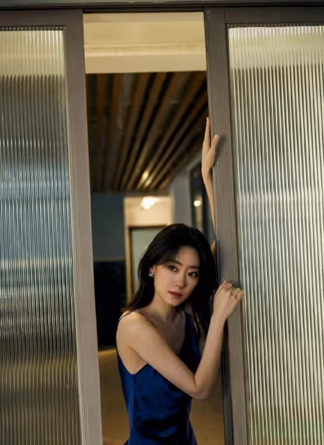 變大膽了！37歲張小斐，穿弔帶高開叉裙子大秀美腿，盡顯性感.