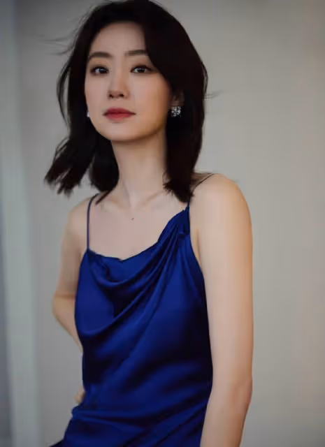 變大膽了！37歲張小斐，穿弔帶高開叉裙子大秀美腿，盡顯性感.