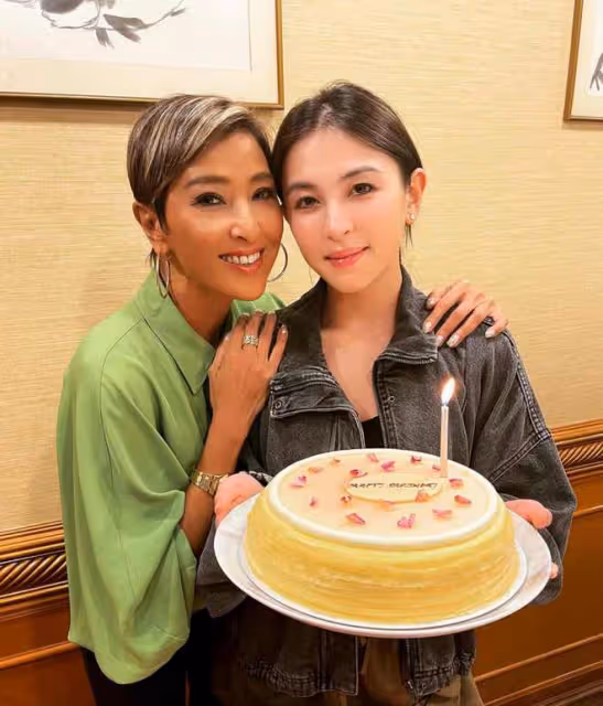 張智霖現身鬍子全白，懶理夜店風波與妻同框，張媽露面太像曹查理