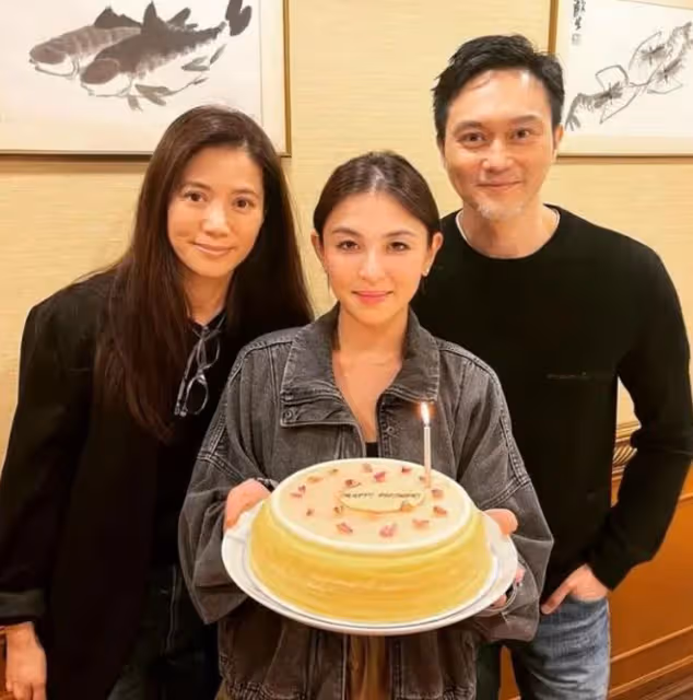 張智霖現身鬍子全白，懶理夜店風波與妻同框，張媽露面太像曹查理