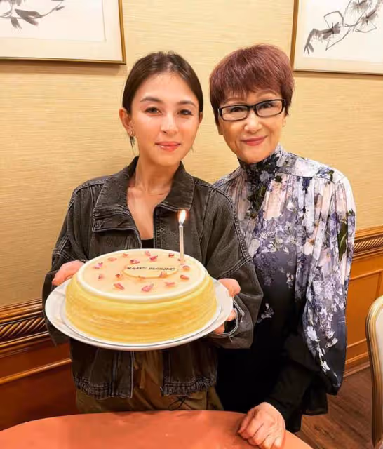 張智霖現身鬍子全白，懶理夜店風波與妻同框，張媽露面太像曹查理