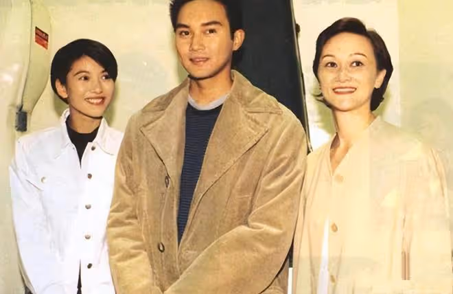 張智霖現身鬍子全白，懶理夜店風波與妻同框，張媽露面太像曹查理
