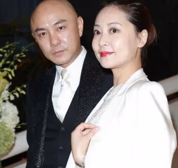 膝下無子女,每月見一次,張衛健和張茜的婚姻,有多少人難理解?