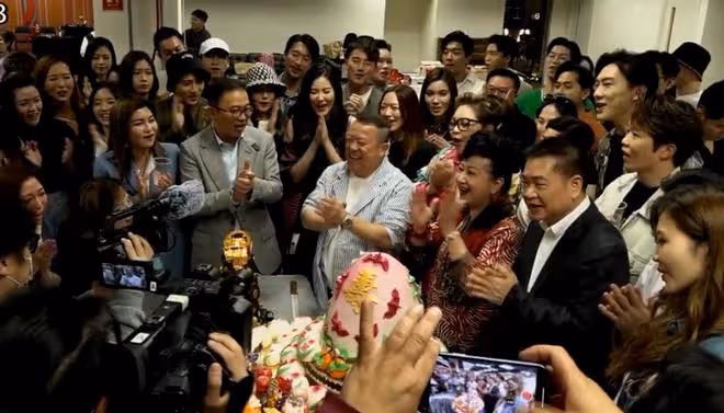 曾志偉慶祝70歲大壽，現場美女如雲，輪流與曾志偉熱吻玩的超大