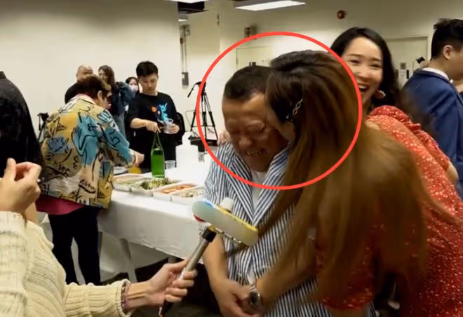 曾志偉慶祝70歲大壽，現場美女如雲，輪流與曾志偉熱吻玩的超大