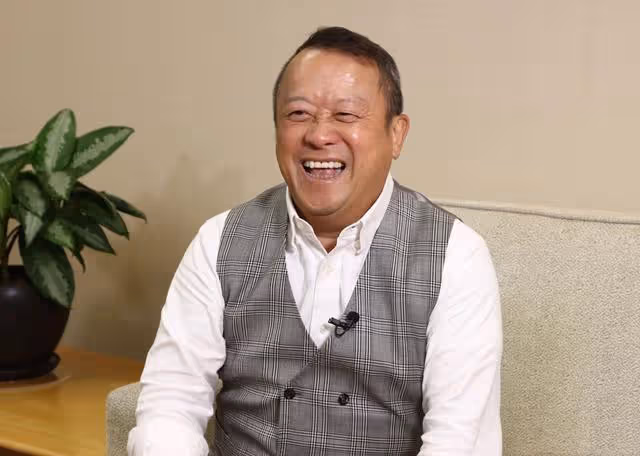 曾志偉慶祝70歲大壽，現場美女如雲，輪流與曾志偉熱吻玩的超大