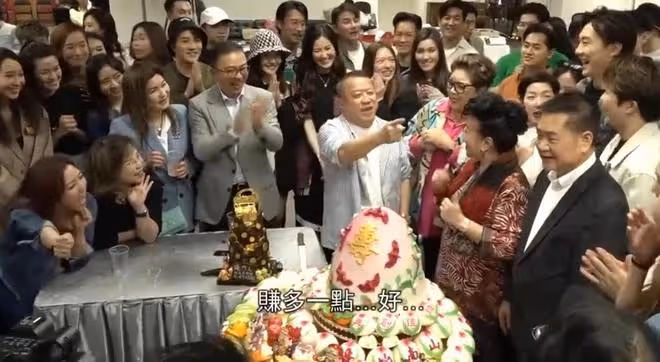 70歲曾志偉過大壽,TVB眾人圍到水泄不通,家燕姐等諸多明星送吻