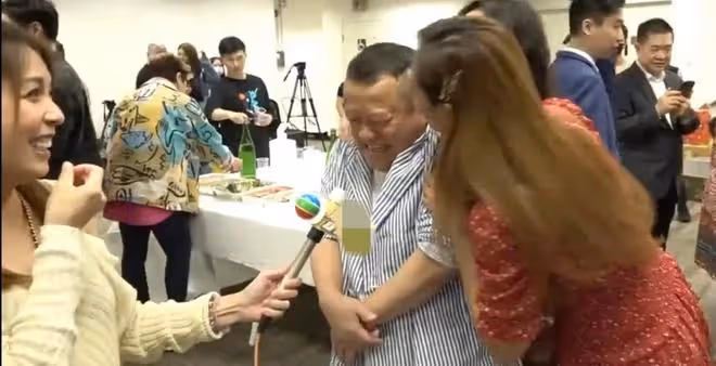 70歲曾志偉過大壽,TVB眾人圍到水泄不通,家燕姐等諸多明星送吻