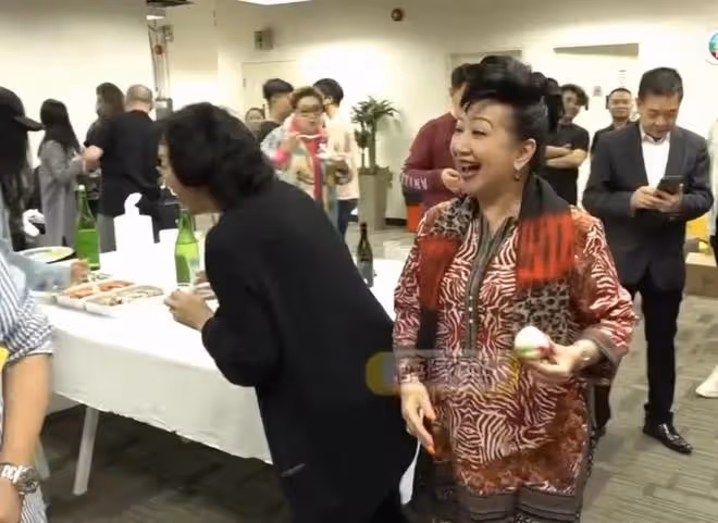 70歲曾志偉過大壽,TVB眾人圍到水泄不通,家燕姐等諸多明星送吻